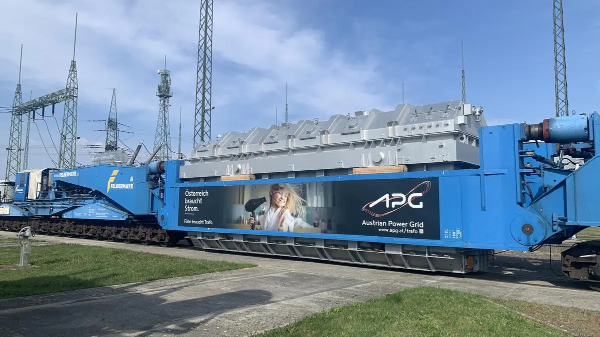 Der Trafo wurde verladen.  Der Sondertransport per Bahn dauert von Freitag bis Sonntag