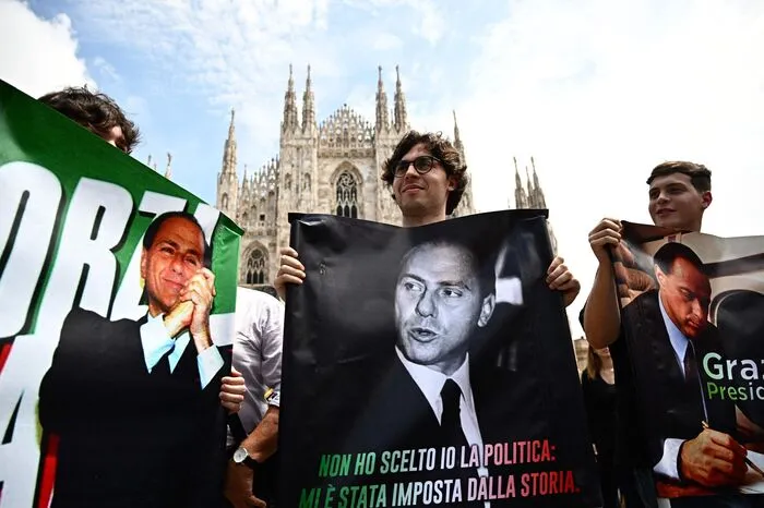 Aus dem Ausland kommen Gäste aus Politik, Wirtschaft, Sport und Gesellschaft zum Staatsbegräbnis im Mailänder Dom. 17.000 Personen werden insgesamt der Trauerzeremonie im Dom und auf dem Platz davor beiwohnen, schätzten die Mailänder Behörden.