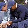 Der Streich mit dem Tampon soll einer von vielen sein, die sich Justin Thomas und Tiger Woods (rechts) gegenseitig spielen