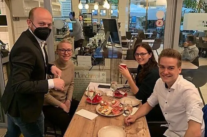 Und die Grazer konnten es offensichtlich nicht erwarten. Schon wenige Minuten später schneiten die ersten Gäste herein.