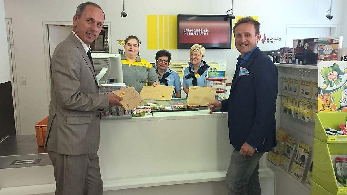 Ferenc Ullmann, Geschäftsführer der Lebenshilfe Leoben (rechts) im Postshop in Leoben-Hinterberg