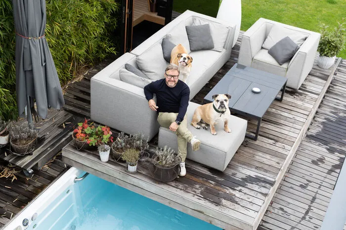 Geyeregger ist Geschäftsführer von Beta Wellness. Gut versteckt unter der Terrasse, die sich per Knopfdruck zurückschiebt, findet man ...