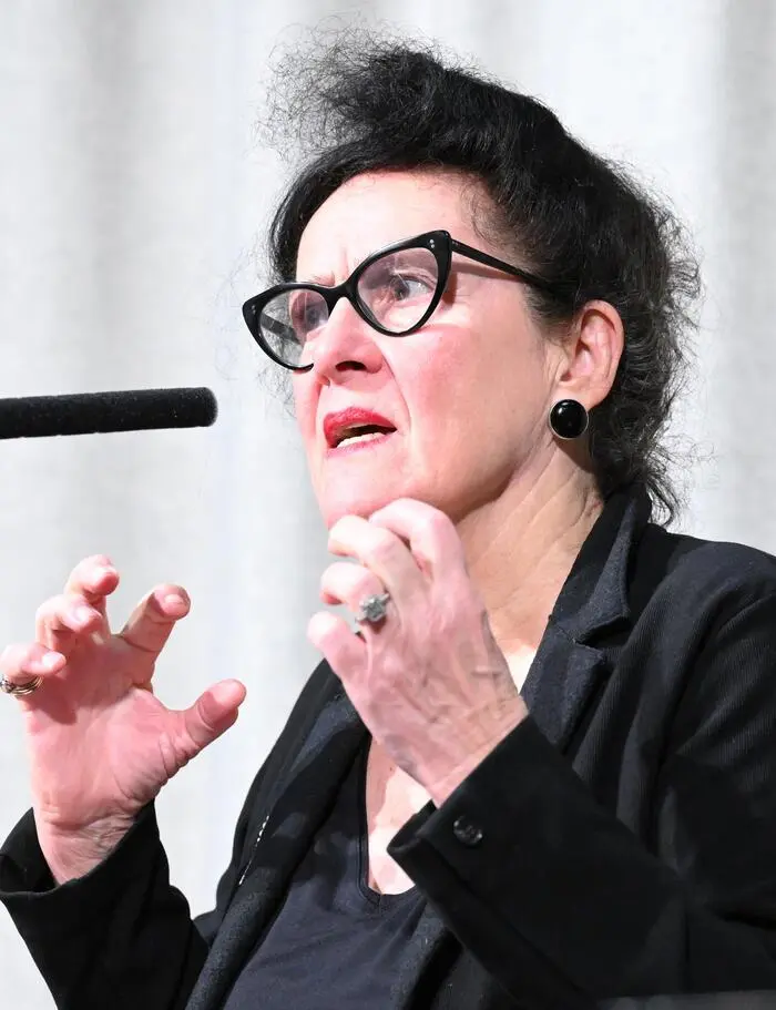 Elisabeth Schweeger preist die „Widerständigkeit der Region“ und ihren „anarchistischen Unterzug“ 