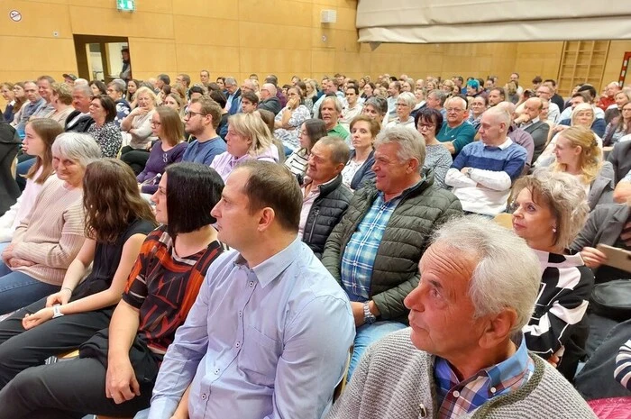 Zum Inhalt: Timo besucht mit seiner Freundin Heike während der Semesterferien seine unverheirateten Tanten. Da die Tanten nicht wissen dürfen, dass er mit dem Motorrad angekommen ist, stellt er Heikes Maschine beim Nachbar Fritz in den Schuppen. Die Lederanzüge und Sturzhelme versteckt er in der Stube hinter dem Sofa...