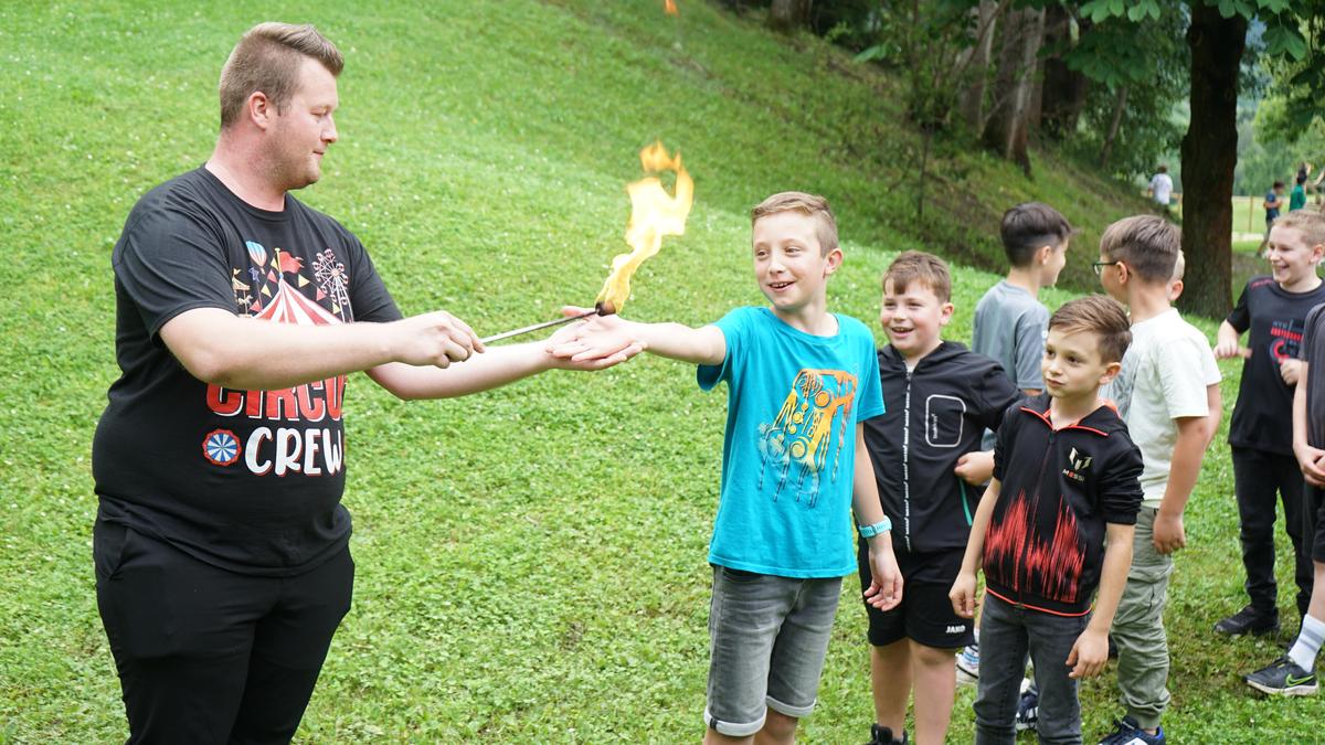 Bitte nicht nachmachen: Bei der Feuershow konnten die Kinder den Flammen gefahrlos nahe kommen