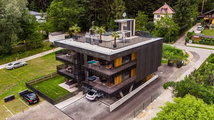 Platz 10. "Merlrose" am Klopeiner See ist fertiggestellt. 2,5 Millionen Euro wurden am Nordufer des Klopeiner Sees investiert. Die Kosten pro Nacht für ein Appartement liegen bei 360 und 400 Euro. 