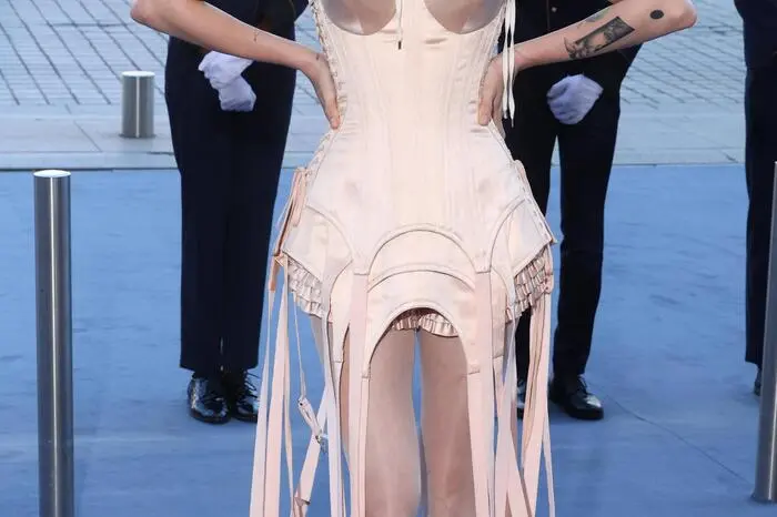 Außerdem zu Gast: Model Cara Delevingne, die gewohnt gekonnt für die Fotografen posierte.