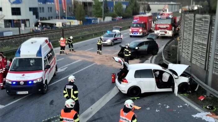 Klicken Sie sich durch die Fotos vom Unfall.