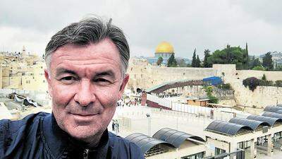 „Baumeister“ Willi Ruttensteiner vor der Klagemauer in Jerusalem  