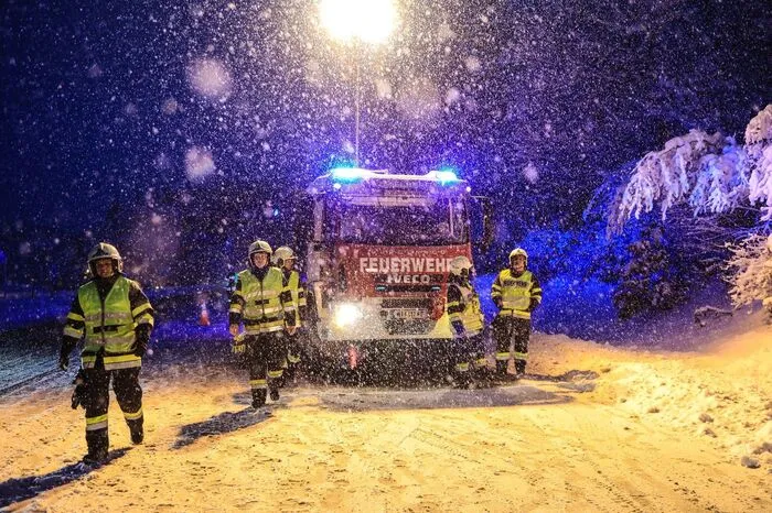 Die Feuerwehr Spielberg sicherte das Fahrzeug ab und barg es mit einer Seilwinde.