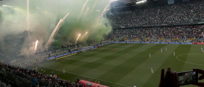 Trotz Pyro-Verbots gab es im Wörthersee Stadion wieder ein Feuerwerk