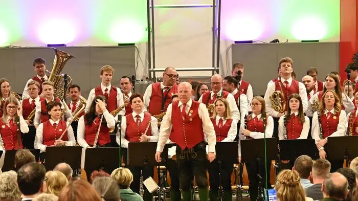 In der vollen Ballspielhalle konnten die Besucher die anspruchsvollen Darbietungen der Stadtkapelle Friesach – unter der Leitung von Günther Pachler – genießen. 
