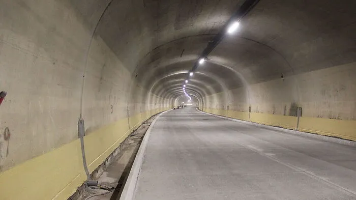 Ein schwerer Pannenwagen darf in Notfällen den Tunnel passieren