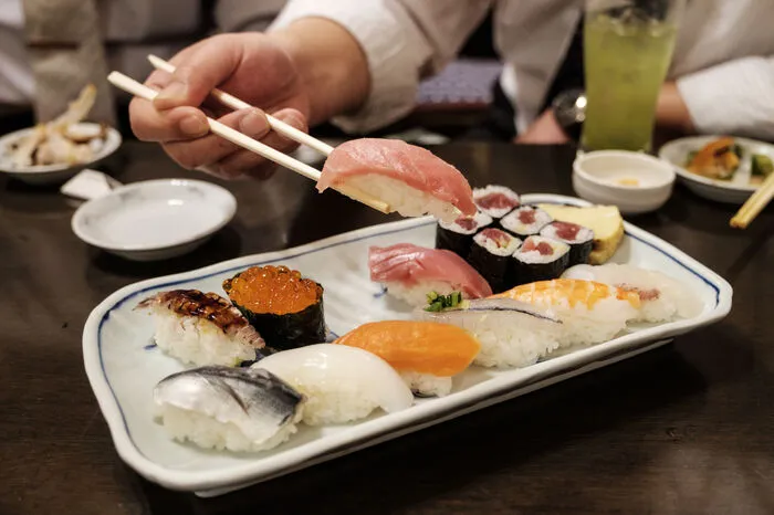 Sushi in Düsseldorf, Deutschland. In Düsseldorf lebt die drittgrößte japanische Gemeinde Europas und ist laut Booking.com eines der besten Reiseziele außerhalb Japans, um Sushi zu essen: Düsseldorf liegt gleich hinter Otaru und Toyama in Japan auf der Liste der von Boooking.com empfohlenen Top 20 der besten Reiseziele für Sushi. Das Deluxe Downtown Apartment ist zentral in der Stadt gelegen, sodass es zu den Hot-Spots der japanischen Küche nicht weit ist.