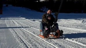 Michael Bachmaier und Tochter Johanna Gräfling auf der Bergauf-Rodelbahn