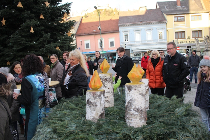 Im Anschluss wurde vor den Augen der vielen Besucher das Jesuskind in die Krippe gelegt.