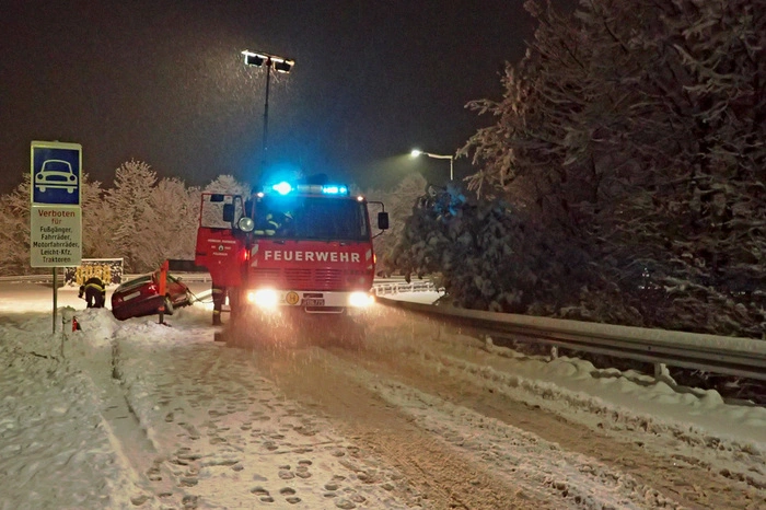 Ausritt auf schneeglatter Fahrbahn an der Abfahrt vom Knoten Ost der Umfahrung Feldbach