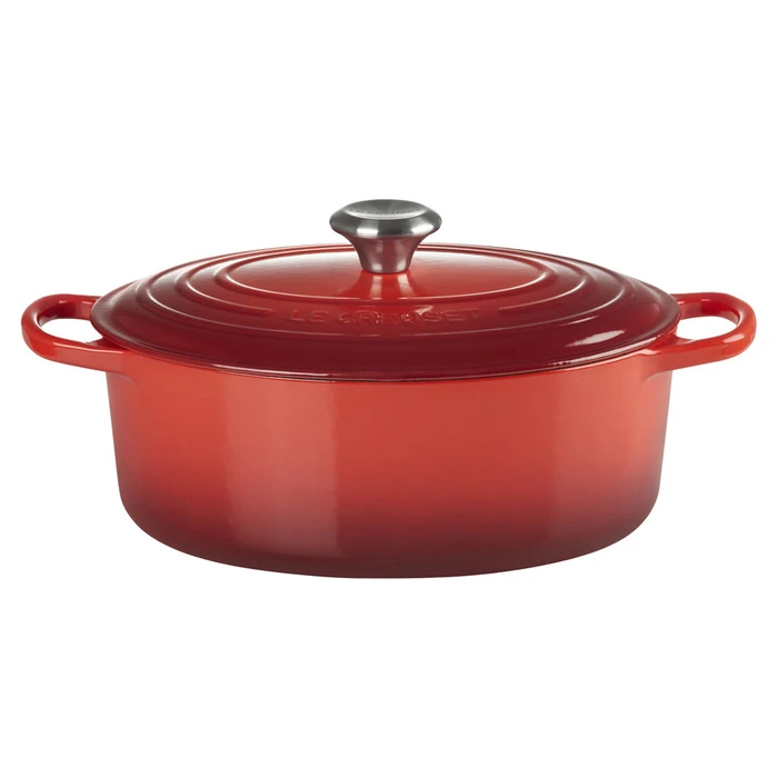 Der emaillierte Gusseisentopf Le Creuset aus Frankreich wurde durch seine vulkanorange Farbe weltberühmt. Kaum ein Kochgeschirr verbindet Haltbarkeit und Küchenprestige derart kompromisslos.