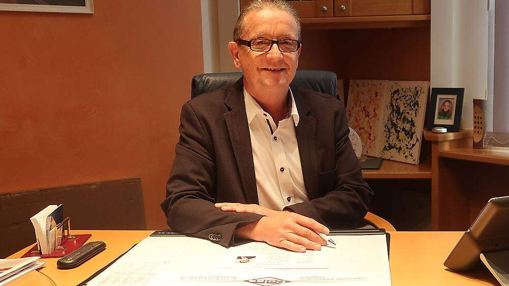 Reinhard Reisinger im Büro des Bürgermeisters
