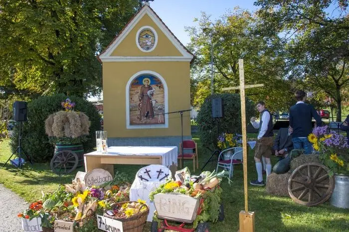Musikalisch gestaltet wurde die Messe von der Stadtkapelle Hartberg, zum Erntedankfest kamen wegen der coroabedingten Einschränkungen an die 300 Besucher.