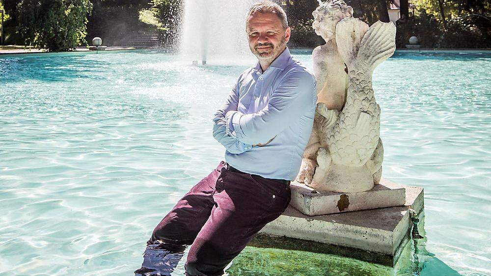 Acht Jahre lang hatte Florian Scholz von seinem Büro aus den Springbrunnen hinter dem Stadttheater im Blick. Zum Abschluss ist er für ein Foto einfach hineingehüpft