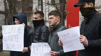"Begleitmusik" für russische Diplomaten, die die Ukraine verlassen müssen - hier wird kein Hehl aus dem Hass auf Russland gemacht