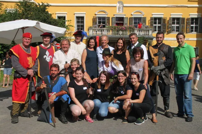 Rund um Kathrin Haas (rechts vorne) arbeitete das mehr als 30 köpfige Team vom Verein "Leben im Dorf" seit Jänner an der Organisation des zweiten Schlossfestes. 