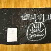 Diese aus Müllsäcken gebastelte IS-Flagge samt Notizen wurde in der Wohnung des Angeklagten gefunden