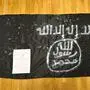Diese aus Müllsäcken gebastelte IS-Flagge samt Notizen wurde in der Wohnung des Angeklagten gefunden