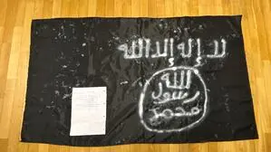 Diese aus Müllsäcken gebastelte IS-Flagge samt Notizen wurde in der Wohnung des Angeklagten gefunden