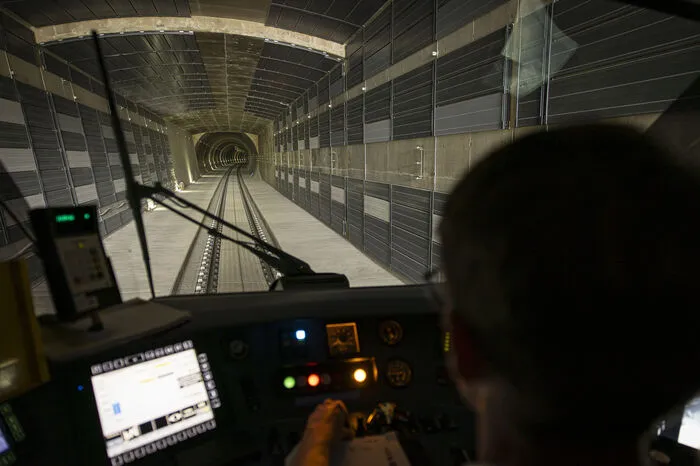 Zum ersten Mal durchquerte am Montag ein Personenzug den 33 Kilometer langen Koralmtunnel durchgehend auf den fertigen Schienen.