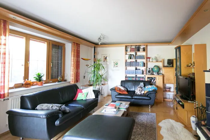 Hell und luftig, viel Holz und ebenso viele Nilpferde, so präsentiert sich das Wohnzimmer des Physikers.