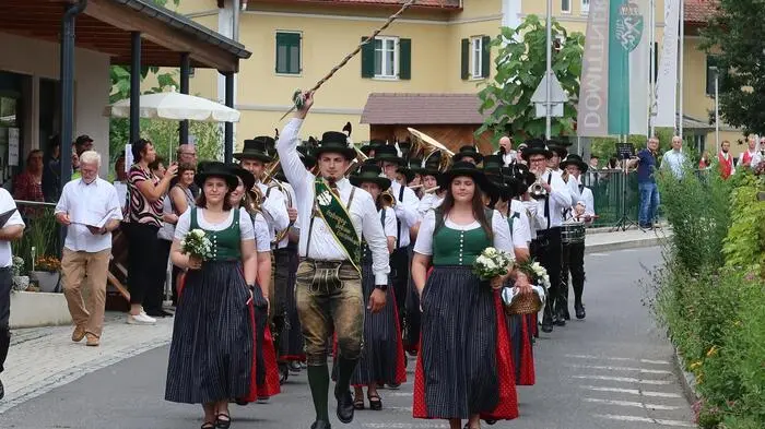 21 Musikkapellen aus acht Musikbezirken marschierten unter dem Applaus von zahlreichen Blasmusikbegeisterten in Klöch ein
