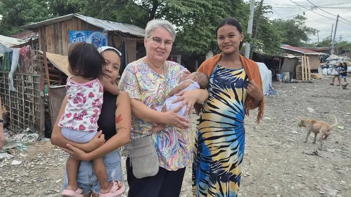 Seelsorgerin und Obfrau des Vereins „Friends of Salvatorians“ Maria Pieberl-Hatz (M) reiste kürzlich auf die Philippinen. Im Bild mit einer jungen Mutter