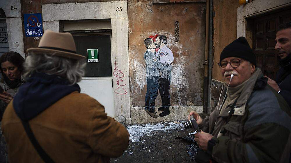Keine Küsse, aber Pläne, die Europa schockieren: Luigi Di Maio und Matteo Salvini auf einem Wandbild in Rom	