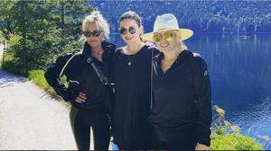Spaziergang um den Altausseersee: Melanie Griffith, Carly Steel und Rebel Wilson 