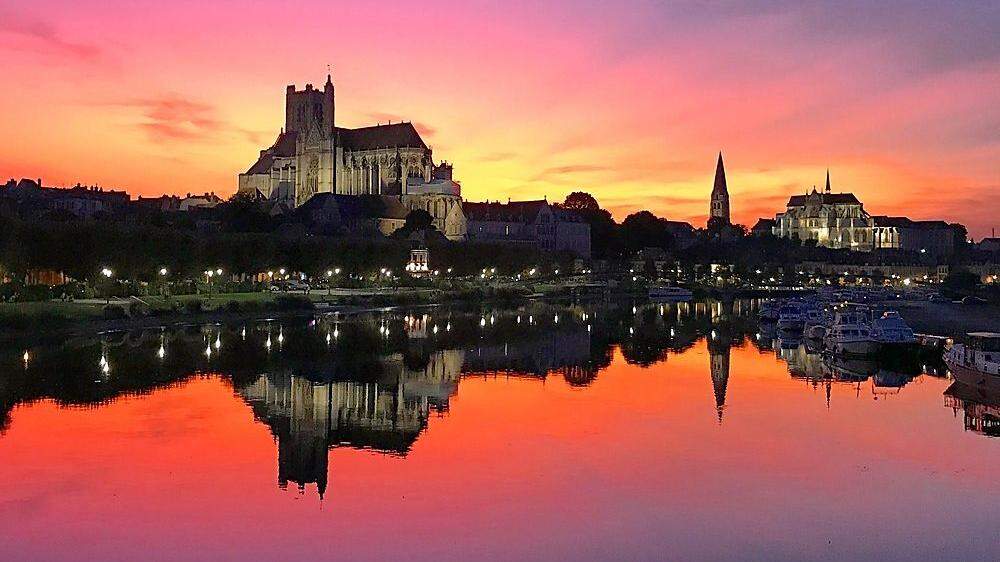 Der Wasserspiegel der Yonne verdoppelt die Schönheit der Stadt Auxerre
