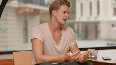 Lukas Zuschlag im Café Opera 