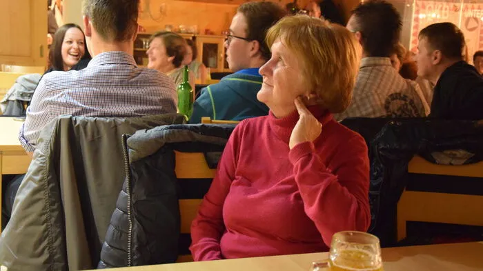 Zur Faschingssitzung unter dem Motto "Das Narrenstadl" gab es Tanz- und Gesangseinlagen, zahlreiche Gäste waren erschienen.