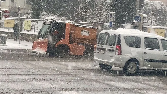 Der Winterdienst musste Mittwochfrüh wieder in weiten Teilen Kärntens ausrücken. Am stärksten schneit es in Unterkärnten.