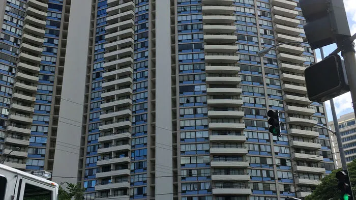 Beim Brand in einem Hochhaus auf Hawaii sind mindestens drei Menschen ums Leben gekommen. 13 weitere wurden verletzt, berichteten lokale Medien am Freitag.   