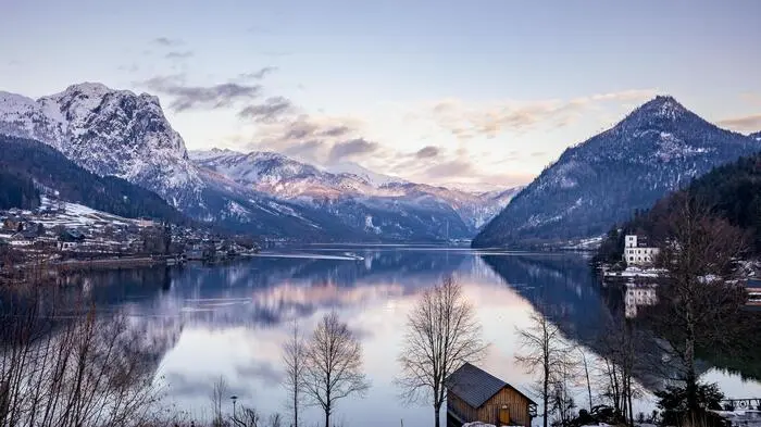 Sonderfahrt der Schifffahrt Grundlsee über den winterlichen See unter dem Motto Einstimmung auf Weihnachten, im Bild eine Übersicht über den Grundlsee mit Backenstein und Ort Grundlsee