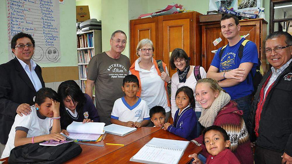 Pfarrer Christoph Wiesler (2.v.r.) mit seiner Mutter Maria, Christine (6.v.l.) und Ernst Gordisch (4.v.l.) bei einem der Projekte, das die Salesianer Don Bosco in Ecuadors Hauptstadt Quito betreiben. Der Hälfte der Spenden aus Fehring ging dorthin