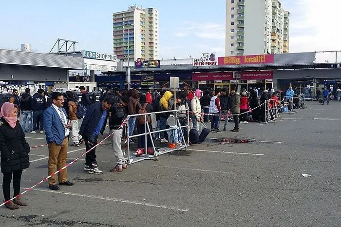 18. Oktober: Im Raum Graz werden drei Transit-Großquartiere für die Flüchtlinge eingerichtet. Eines davon befindet sich in einem ehemaligen Einkaufszentrum in Webling.