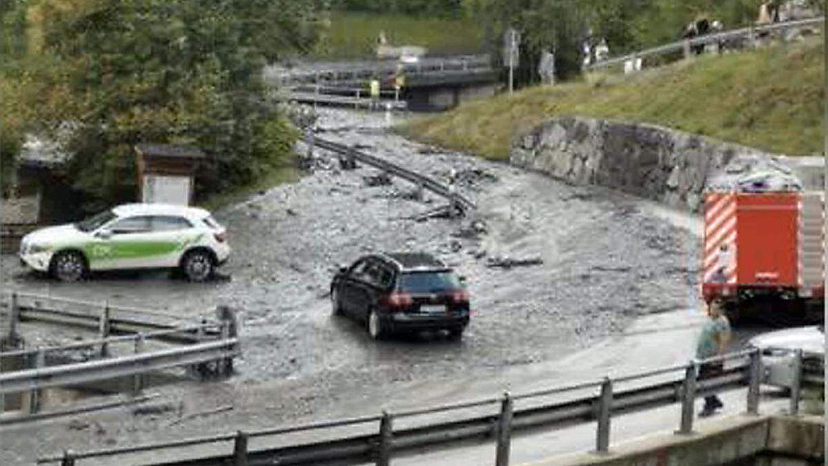 Der über die Ufer getretene Fluss Losentse 