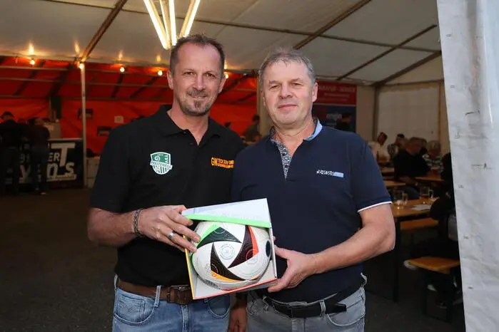 Peter Schlacher (rechts), Obmann des SV Bad St. Leonhard, stellte sich mit einem Gastgeschenk ein.