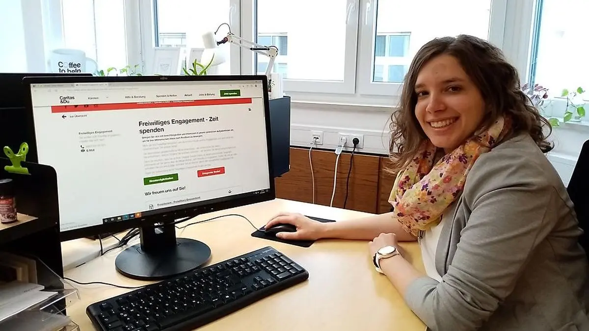 Theresa Kranabetter von der Servicestelle für Freiwilliges Engagement nimmt Anmeldungen zur Mitarbeit entgegen