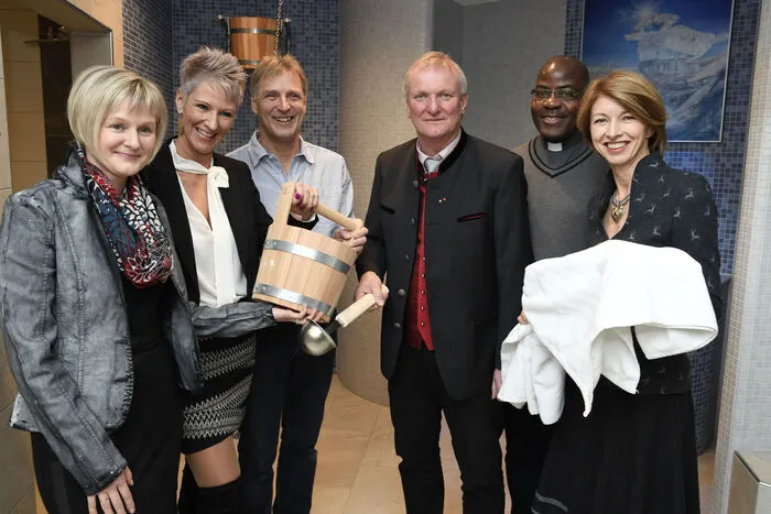 Erster symbolischer Aufguss: Die Architektin Patricia Egger-Weixelbraun, Saunameisterin Anja Schusser mit Bademeister Jürgen Schusser, Bürgermeister Günther Novak, Pfarrer Charles Lwanga Mubiru und Landesfinanzchefin Gaby Schaunig.