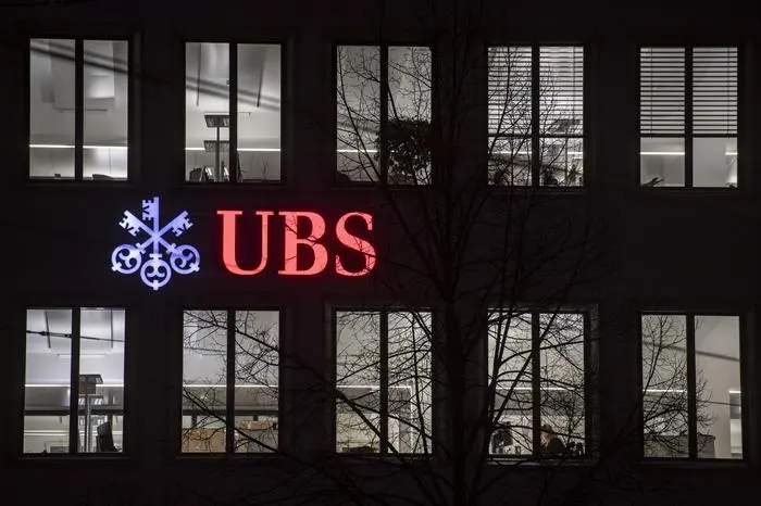 ABD0008_20190122 - ZUERICH - SCHWEIZ: ARCHIVBILD ZU DEN QUARTALSZAHLEN DER UBS, AM DIENSTAG, 22. JANUAR 2019 ---- Das Logo der Bank UBS leuchtet am Montag, 21. Januar 2019 in Zuerich. (KEYSTONE/Ennio Leanza). - FOTO: APA/KEYSTONE/ENNIO LEANZA - DATABASE