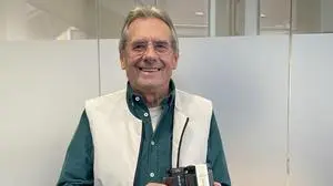 Herbert Bösch mit zwei Sorten des „Lustenauer Senfs“